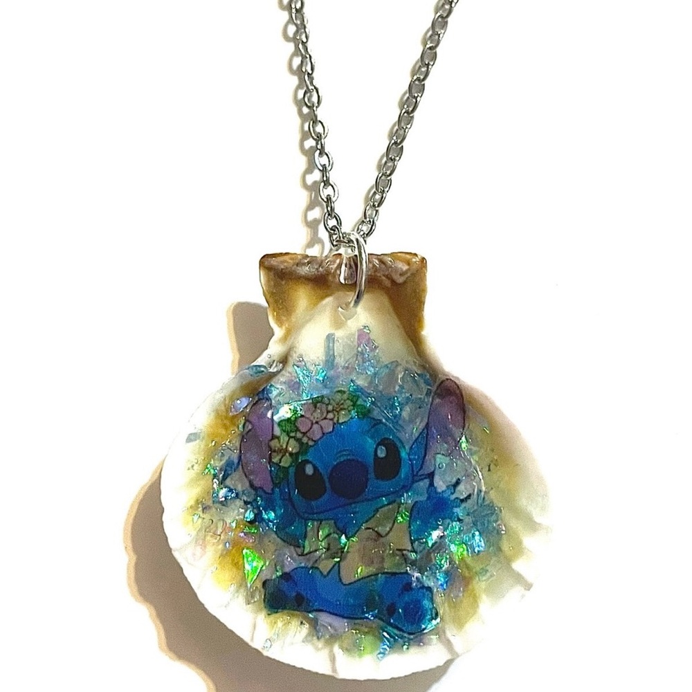 Stitch Seashell Pendant Necklace